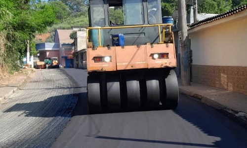 Volta Redonda: aplicação de novo asfalto avança no bairro Açude